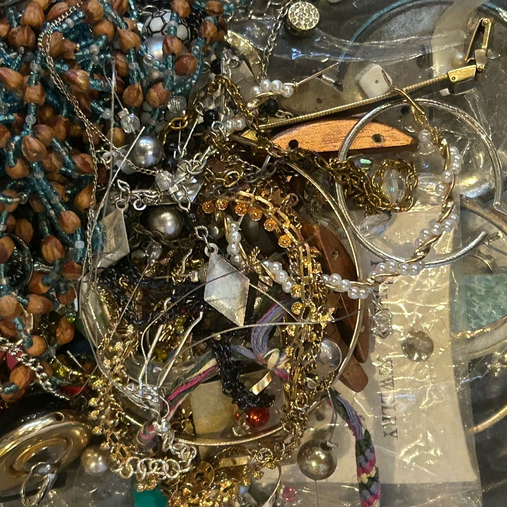 Assorted craft junk maybe wearable jewelry… all random. 1.5 lbs - Picture 5 of 9